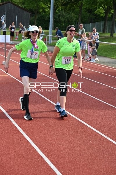 Gemeinsamer Lauf beim TVE Sommerlauf Edingen 2025