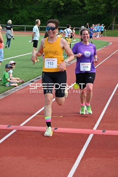 Läuferinnen auf der Zielgeraden