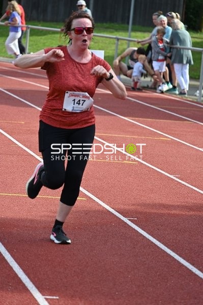 Startnummer 147 läuft auf Bahn
