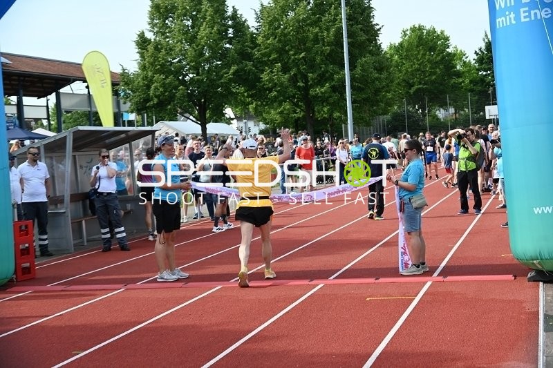 Läufer erreicht Zielband
