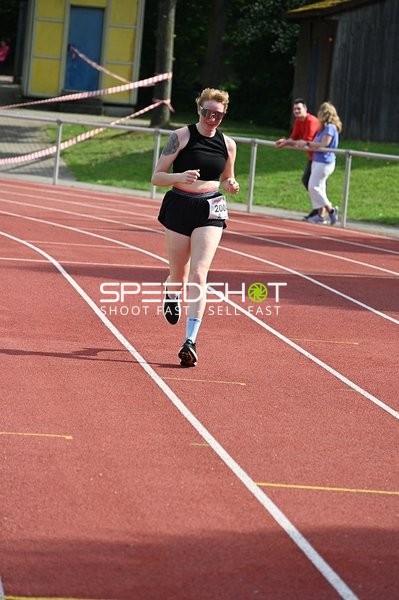 Läuferin auf der Bahn