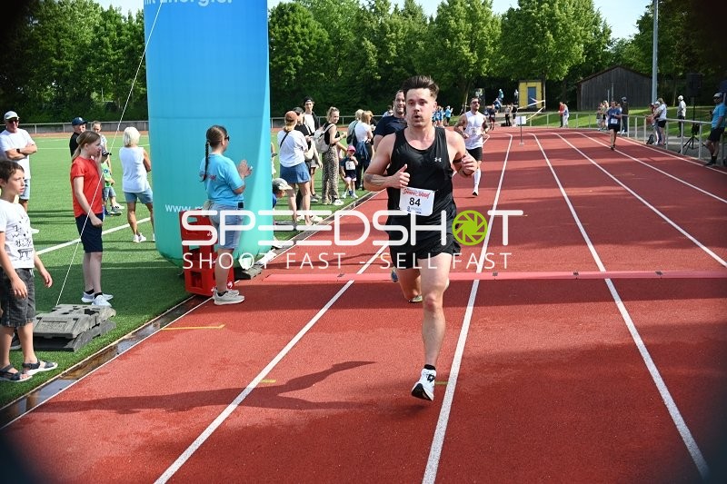 Läufer läuft auf der Bahn