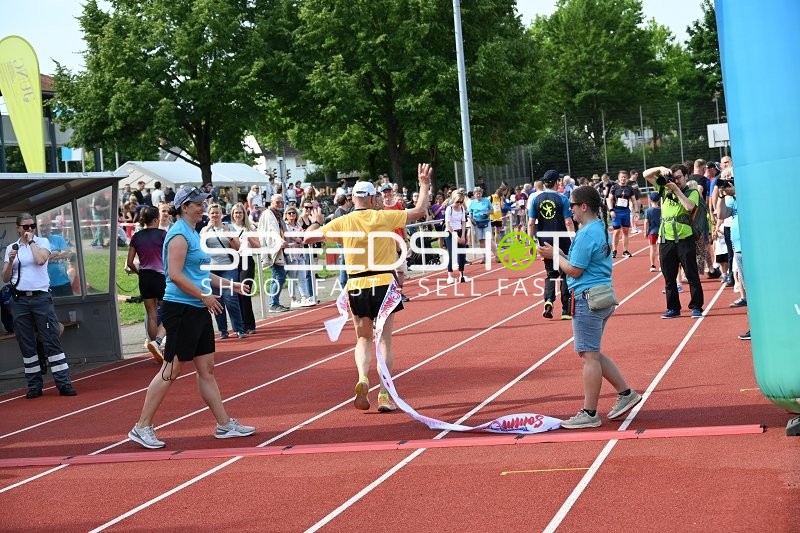 Läufer überquert Ziellinie