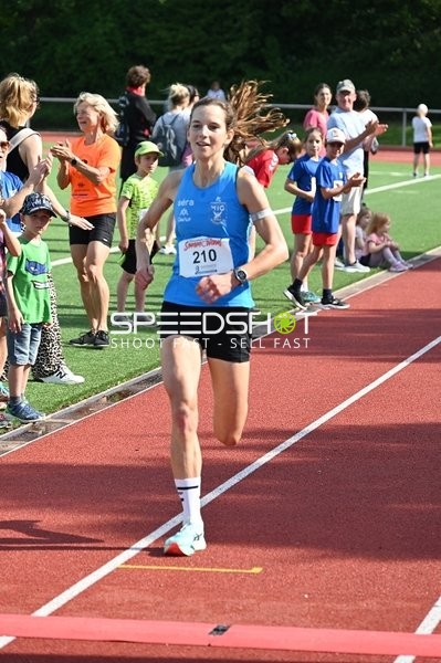 Läuferin beim TVE Sommerlauf Edingen 2025