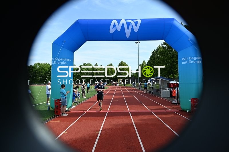 Läufer erreicht Ziel TVE Sommerlauf