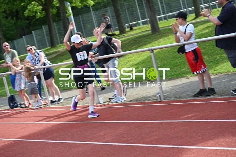 Läuferin beim TVE Sommerlauf Edingen 2025