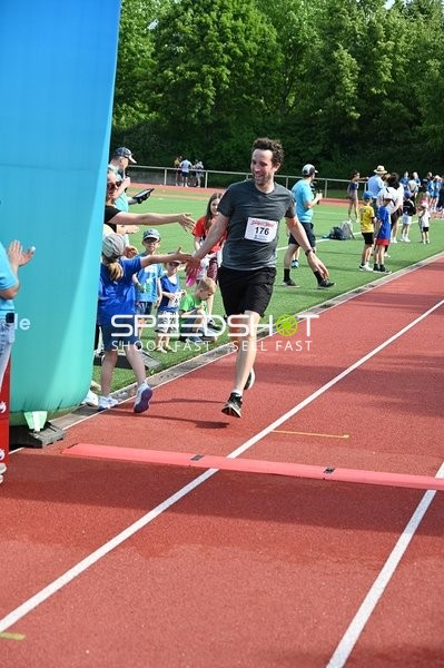 Läufer erreicht Ziellinie
