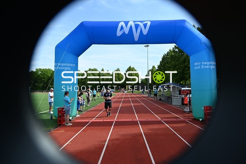 Läufer erreicht Ziel beim TVE Sommerlauf
