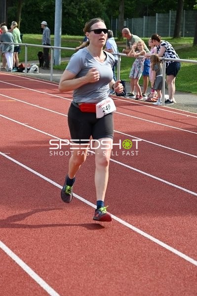 Läuferin auf der Bahn