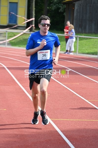 Läufer mit Startnummer 36 auf der Bahn