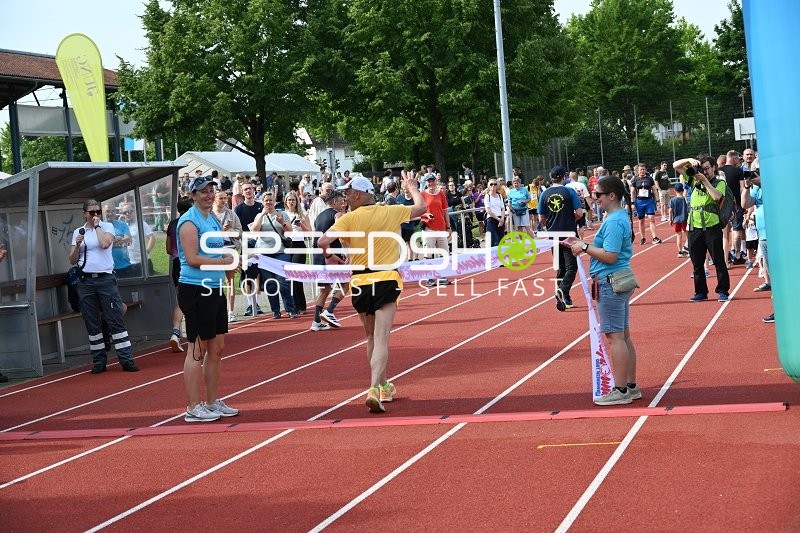 Läufer erreicht Ziel beim TVE Sommerlauf