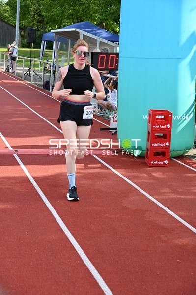 Läuferin mit Startnummer 200