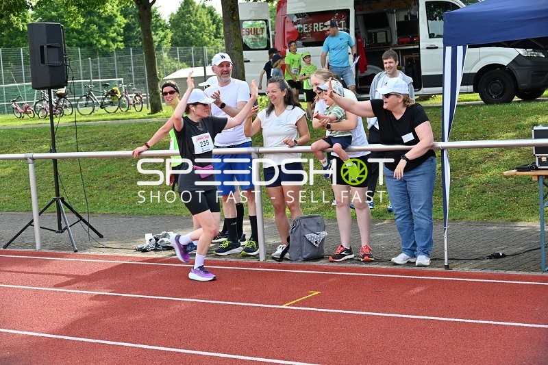 Läuferin läuft auf der Bahn