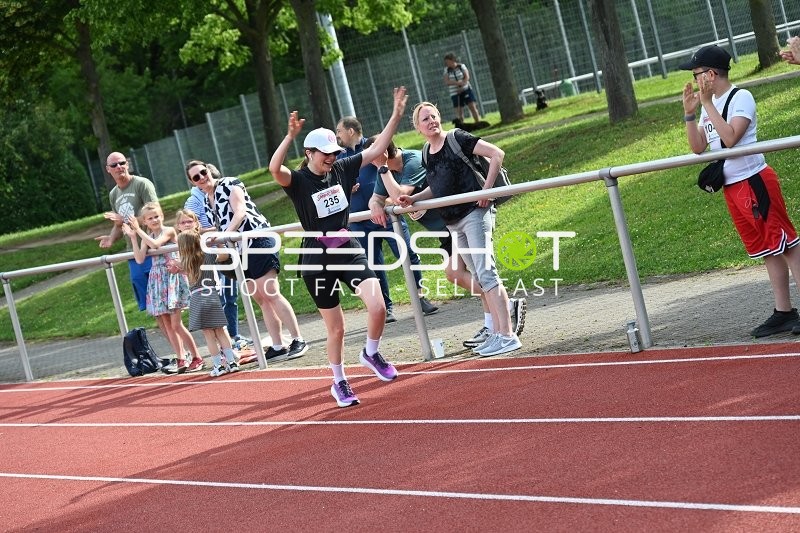 Läuferin mit Startnummer 235 auf der Bahn