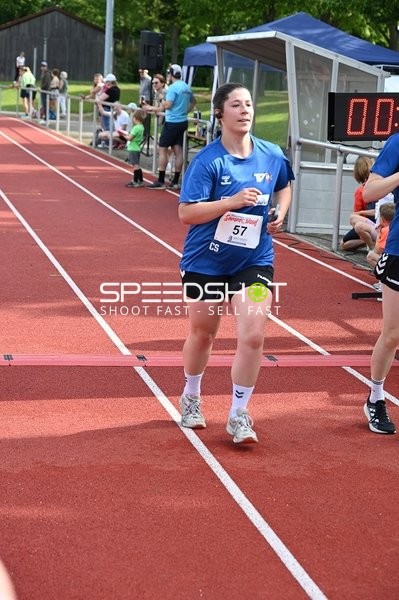 Läuferin läuft auf der Bahn