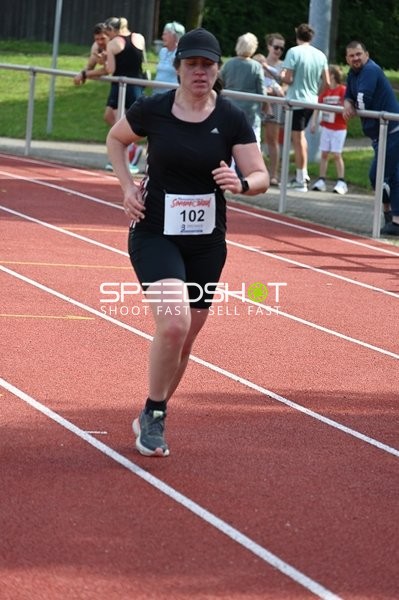 Läuferin mit Startnummer 102 auf der Bahn