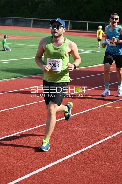 Läufer mit Startnummer 2003 auf der Bahn