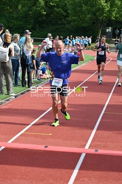 Läufer überquert Ziellinie