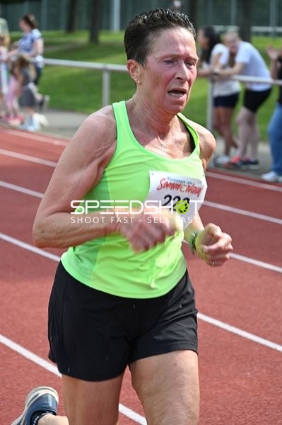 Läuferin mit Startnummer 223 auf der Bahn