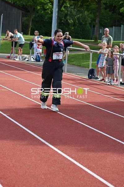 Läuferin mit Startnummer 70 auf der Bahn