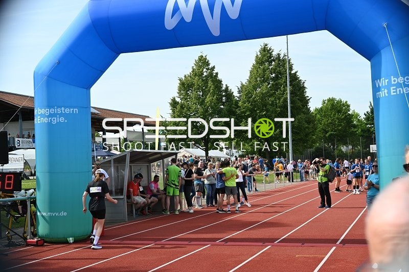 Läuferin am Zielbogen