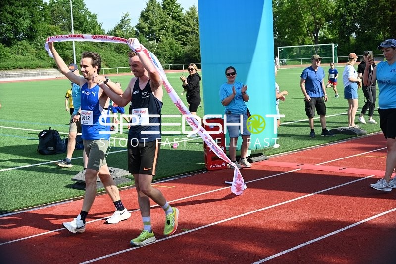 Gemeinsamer Zieleinlauf TVE Sommerlauf