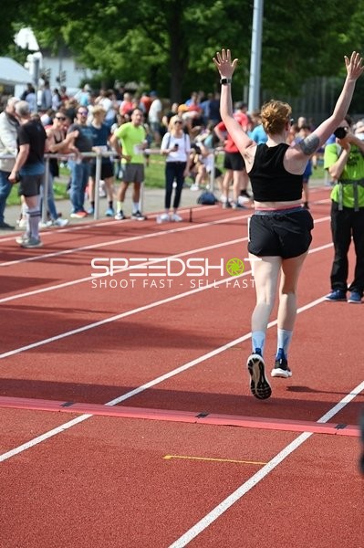 Läuferin mit erhobenen Armen