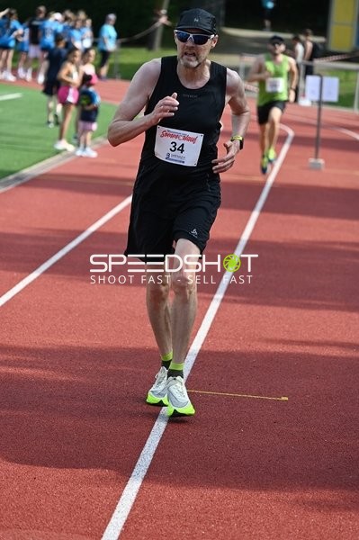 Läufer mit Startnummer 34 beim TVE Sommerlauf Edingen