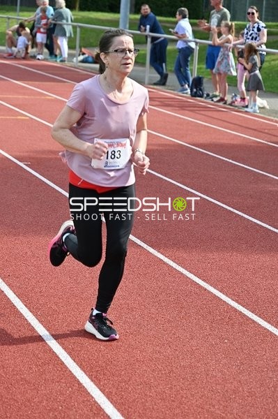 Läuferin mit Startnummer 183 auf der Bahn