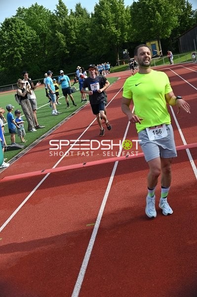 Läufer überquert Ziellinie