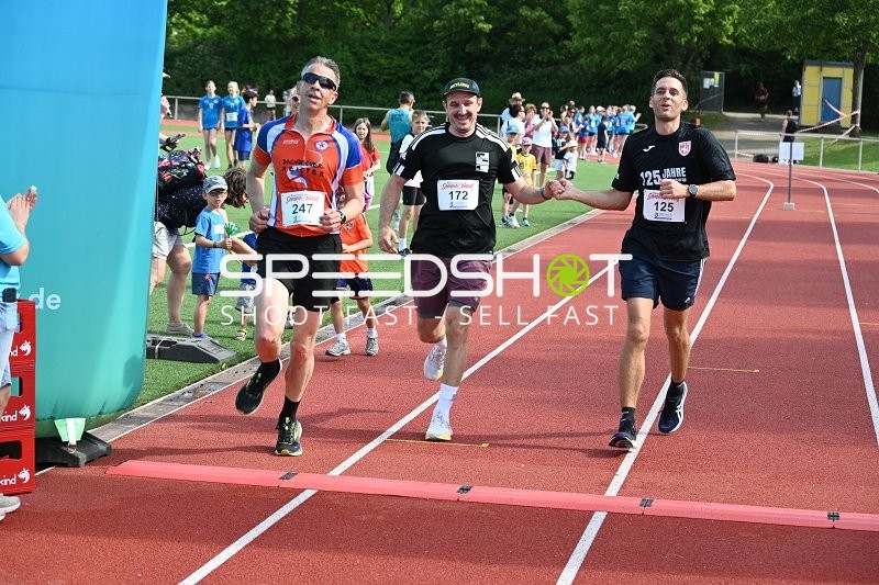 Gemeinsamer Zieleinlauf TVE Sommerlauf