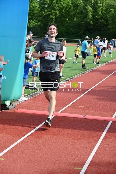 Läufer überquert Ziellinie