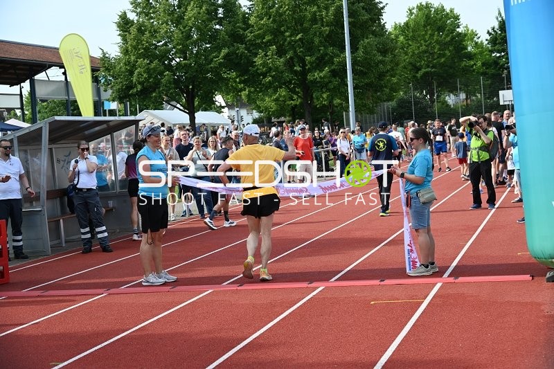 Läufer erreicht Zielband