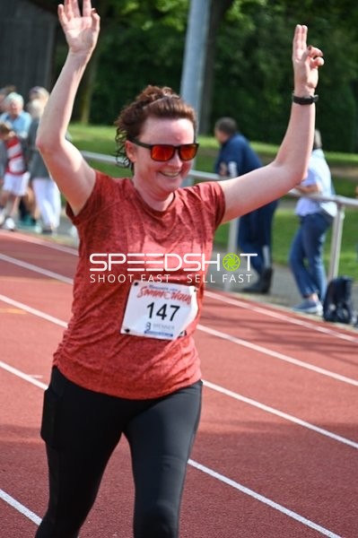 Läuferin zeigt Freude