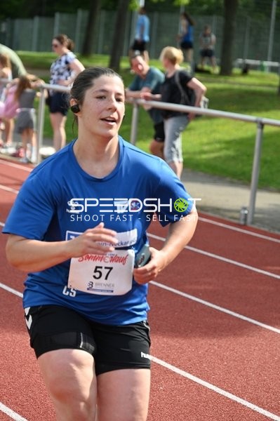 Läuferin mit Startnummer 57 auf der Bahn