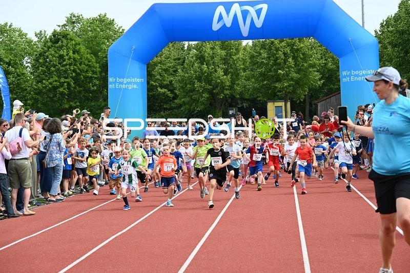 Kinder starten Lauf