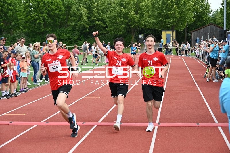 Gemeinsamer Zieleinlauf beim TVE Sommerlauf