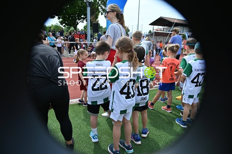 Kinder in weißen Trikots warten