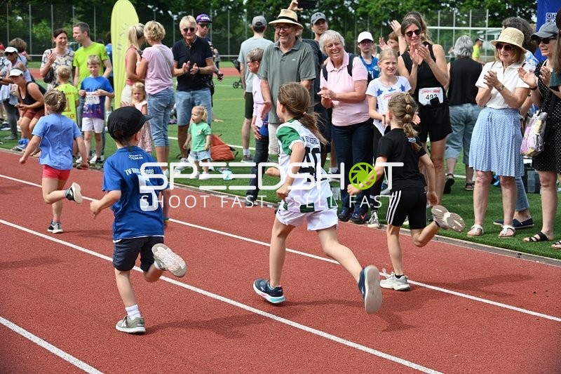 Kinder laufen beim TVE Sommerlauf