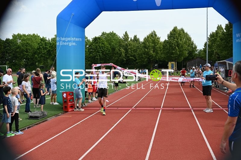 Erster Läufer überquert Ziellinie