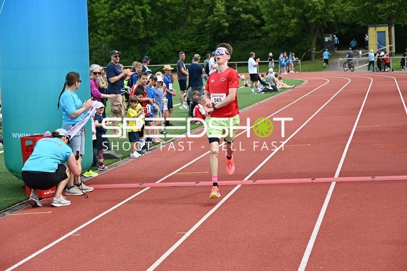 Läufer überquert Ziellinie