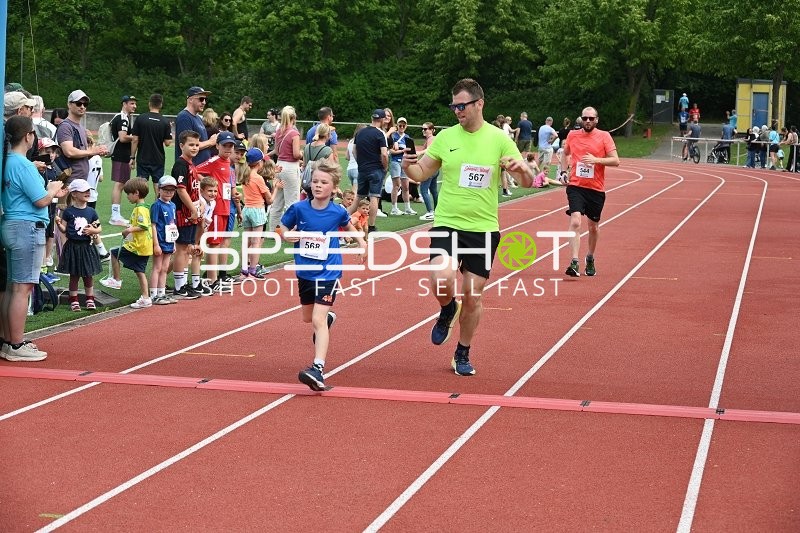 Läufer erreichen Ziellinie