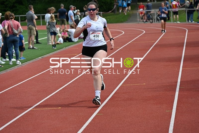 Läuferin auf der Bahn