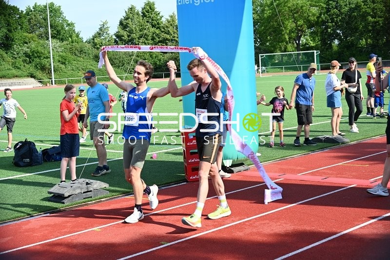 Gemeinsamer Zieleinlauf beim Sommerlauf
