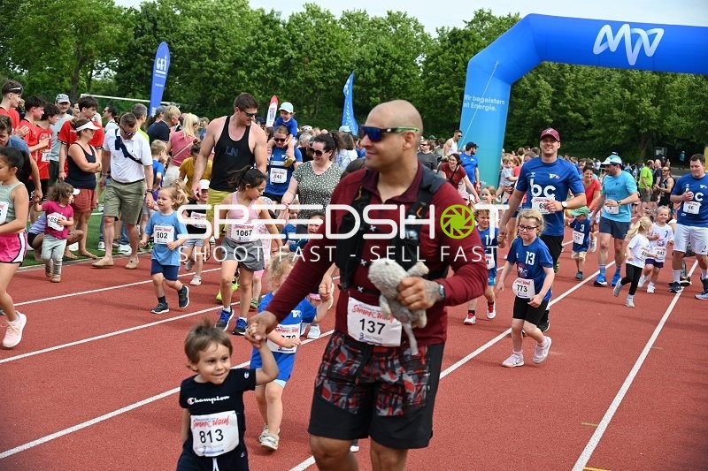 Gemeinsamer Lauf beim TVE Sommerlauf Edingen 2025