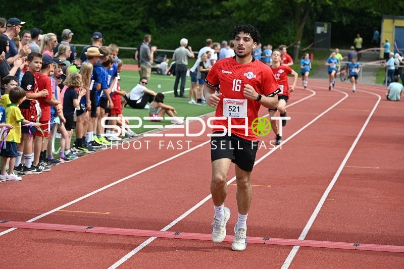 Läufer überquert Ziellinie