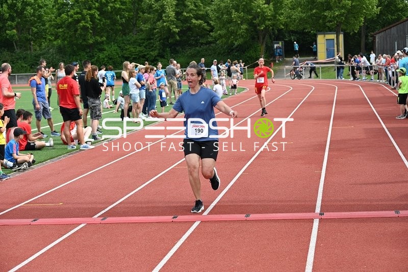 Läuferin überquert Ziellinie