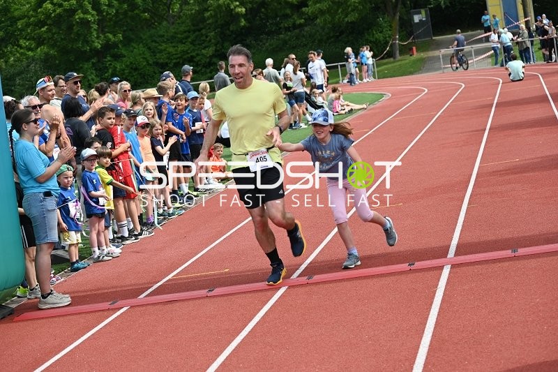 Gemeinsamer Zieleinlauf beim TVE Sommerlauf