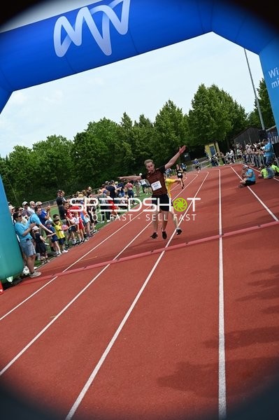 Läufer überquert Ziellinie