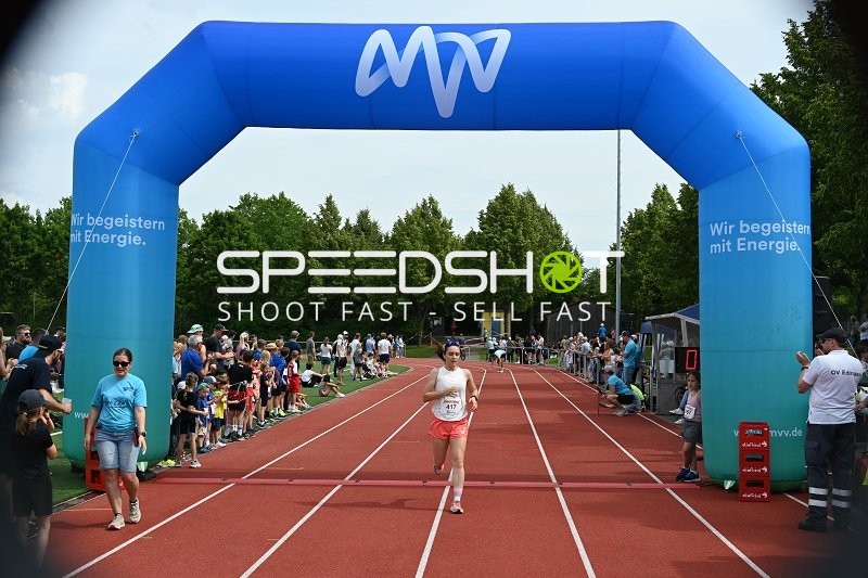 Läuferin überquert Ziellinie